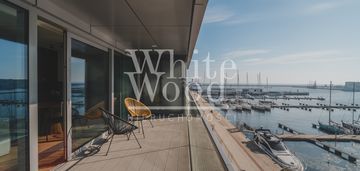 Yacht park,  frontowy widok na marinę.