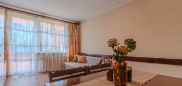 Cichy parter w centrum miasta z zielonym widokiem