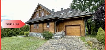 Drewniany dom z bali z widokiem na las