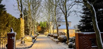 Rezydencja z krytym basenem, wjazd aleją platanową