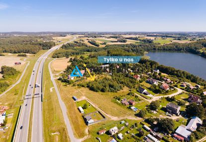 Dziełka budowlana w koleczkowie, blisko jezioro.