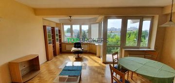 Trzy duże pokoje,  dwa balkony, garaż