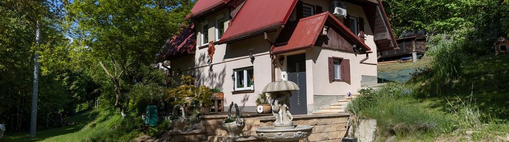 Uroczy dom na górze żar