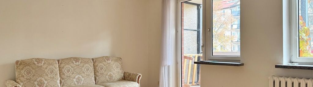 Widne mieszkanie z oddzielną kuchnią i balkonem