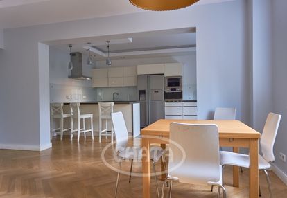 Duży dom jednorodzinny na zielonym oporowie