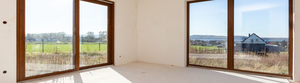 Nowoczesny dom w otoczeniu jeziora i lasu