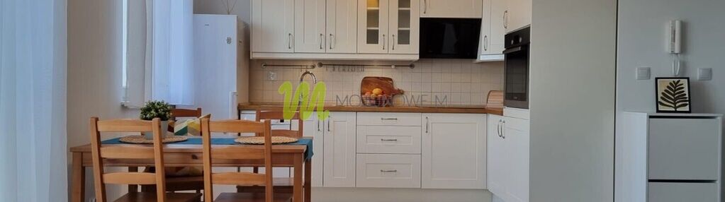 Z miejscem postojowym w hali, rezerwat żurawiniec