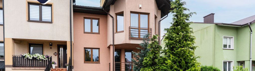 Dom w zabudowie szeregowej z ogrodem i garażem