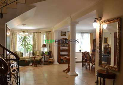 Przestrony dom wolnostojący z basenem