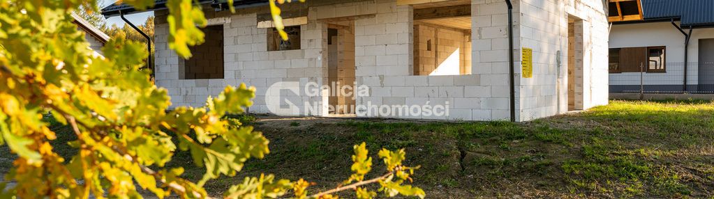 Dom parterowy | zielona okolica | krzywa