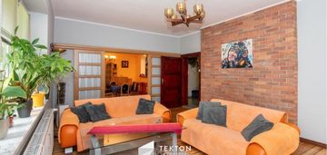 Dom wolnostojący z niezależną kawalerką | 277 m² |