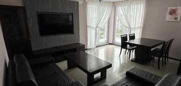 Słoneczny apartament z balkonem i udogodnieniami