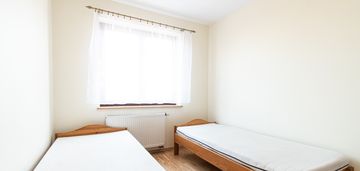 Dwa niezależne pokoje, balkon prądnik biały, 50m2.
