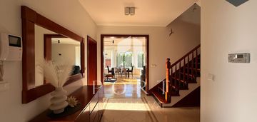 Wyjątkowy, zadbany dom w doskonałym miejscu.