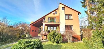 Dom z dużym potępiałem i  ładną działką