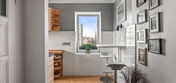 Przestronne mieszkanie z wyposażeniem i garażem.