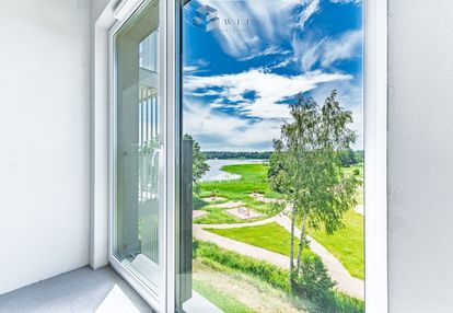 Port ostróda |  z widokiem na jezioro i zieleń