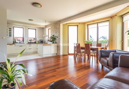 Przepiękny dom na sprzedaż w spokojnej okolicy!