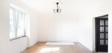 Dom wolnostojący w otoczeniu drzew. zakroczym.