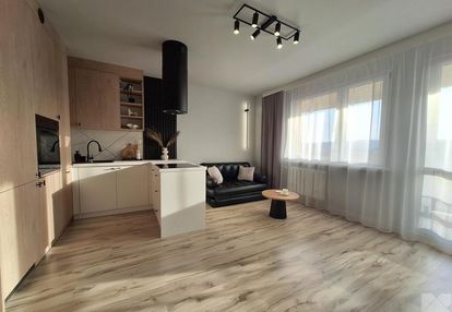 Ładne mieszkanie z dużym balkonem do wejścia