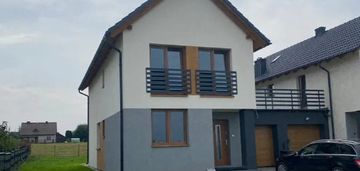 Nowoczesny dom w zabudowie bliźniaczej z garażem