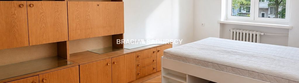 Dwa pokoje z osobną kuchnią.