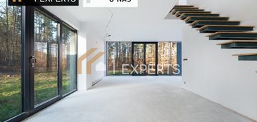 Dom w otulinie lasu | widok na ścianę lasu