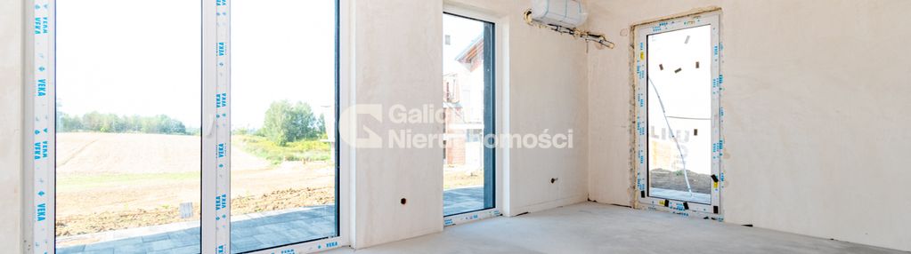 Skrajna szeregówka w zieleni – garaż i taras.