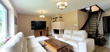 Uroczy dom, 6 pokoi, 2 garaże piękny ogród 4732 m2