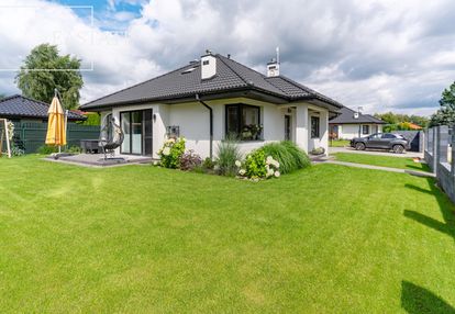 Funkcjonalny dom w cichej okolicy blisko lasu