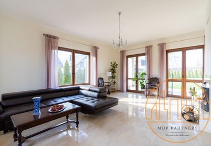 Piękna dwurodzinna willa przy granicy z w-wa