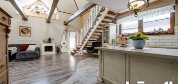 Dworkowy dom w ciszy i otoczeniu lasu