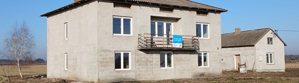 Dom z dużym budynkiem gospodarczym