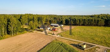 Siedlisko/gospodarstwo/ranczo pod lasem z domem