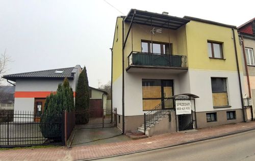Dom, z lokalami komercyjnymi i in.