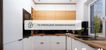 Dom z zadbanym ogrodem i wolnostojącym garażem