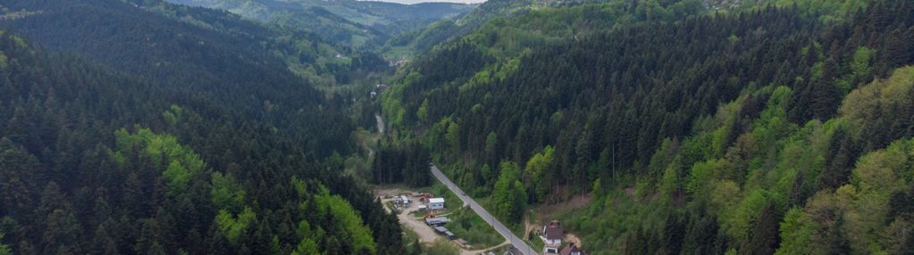 Zabytkowy górski pensjonat przy wodospadzie