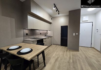 Przestrzeń za oknami, komfortowe i nowe z balkonem