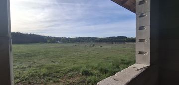 Działka budowlana z domem w stanie surowym