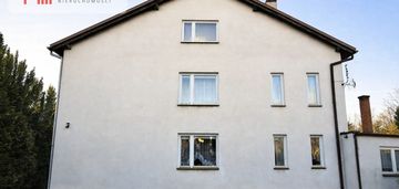 Duży dom w zabudowie bliźniaczej.