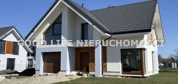 Ostatni dom wolnostojący z garażem w bryle budynku