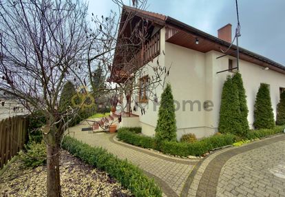 Dom wolnostojący z zabudowaniami gospodarczymi