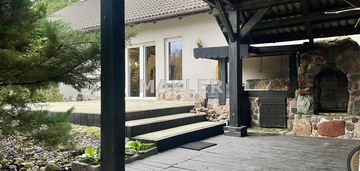 Dom z linią brzegową jeziora,prywatny pomost