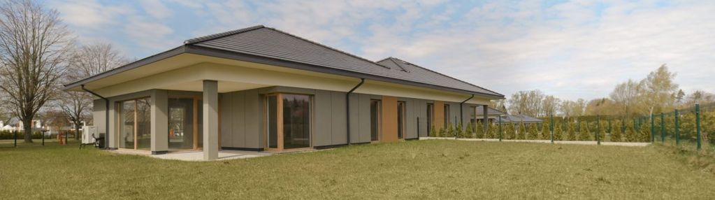 Dom bungalow z widokiem na pole golfowe.