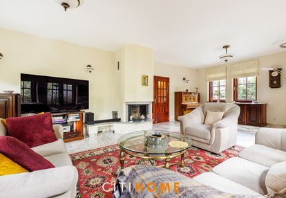 Dom typu dworek w zielonym józefowie