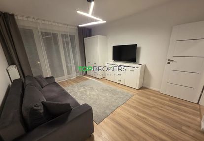 Dwa pokoje z oddzielną kuchnią, metro