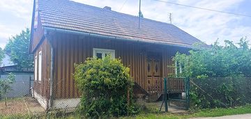 Stary sącz - drewniany dom na małej działce