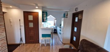 Zaciszne 2 pokojowe pod mansardowym dachem