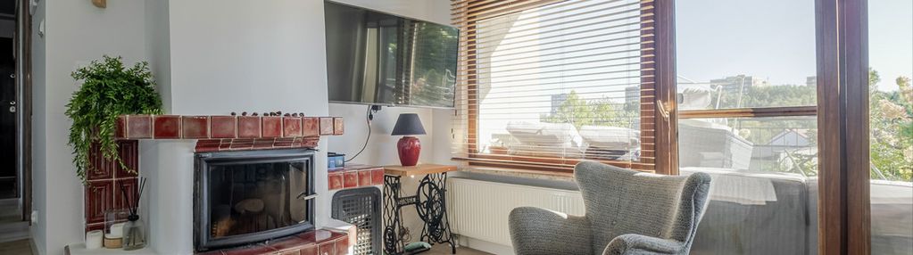 Piętro domu z pięknym ogrodem i widokiem na morze