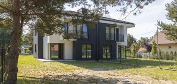 Dom w otoczeniu lasu na nowym osiedlu